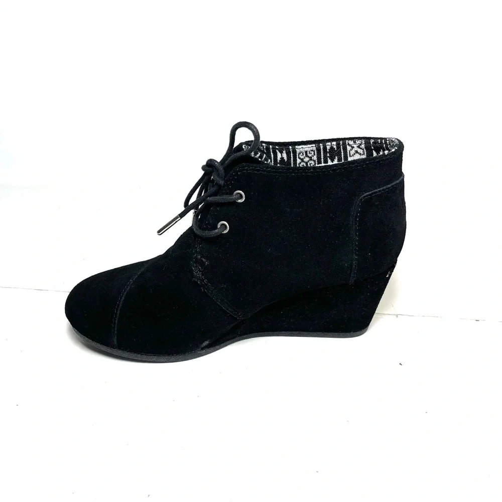 TOMS‎ Kala Women’s Ankle Boots Size 7.5 Black Suede Lace Up Wedge.